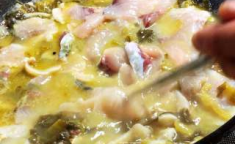 酸菜鱼的做法视频播放,川菜经典美食在家轻松享
